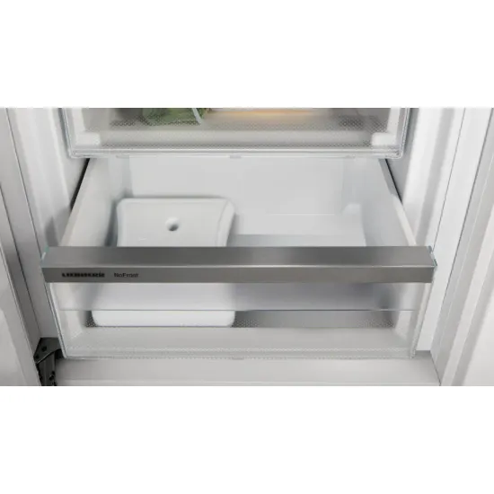 Liebherr Peak Frystisk&aacute;pur me&eth; klakav&eacute;l